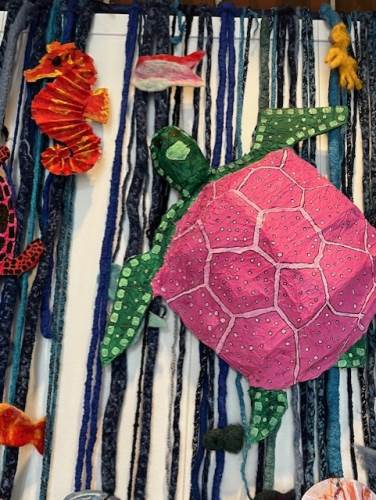 Småtrinnet har fingerheklet havet. Mellomtrinnet og ungdomstrinnet har laget alle skapningene i havet. 